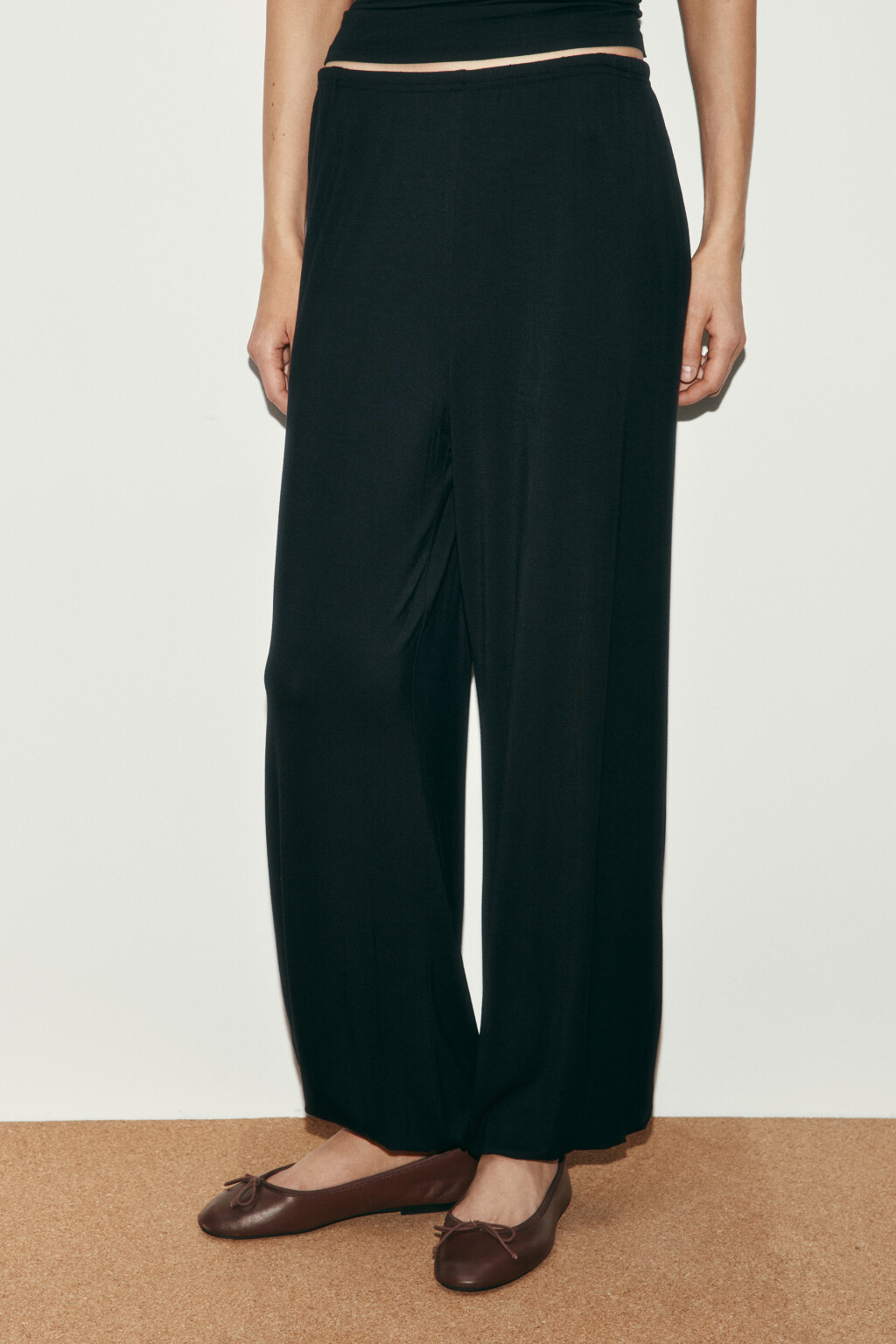 Брюки-джоггеры вискозные на резинке - цвет черный - 2