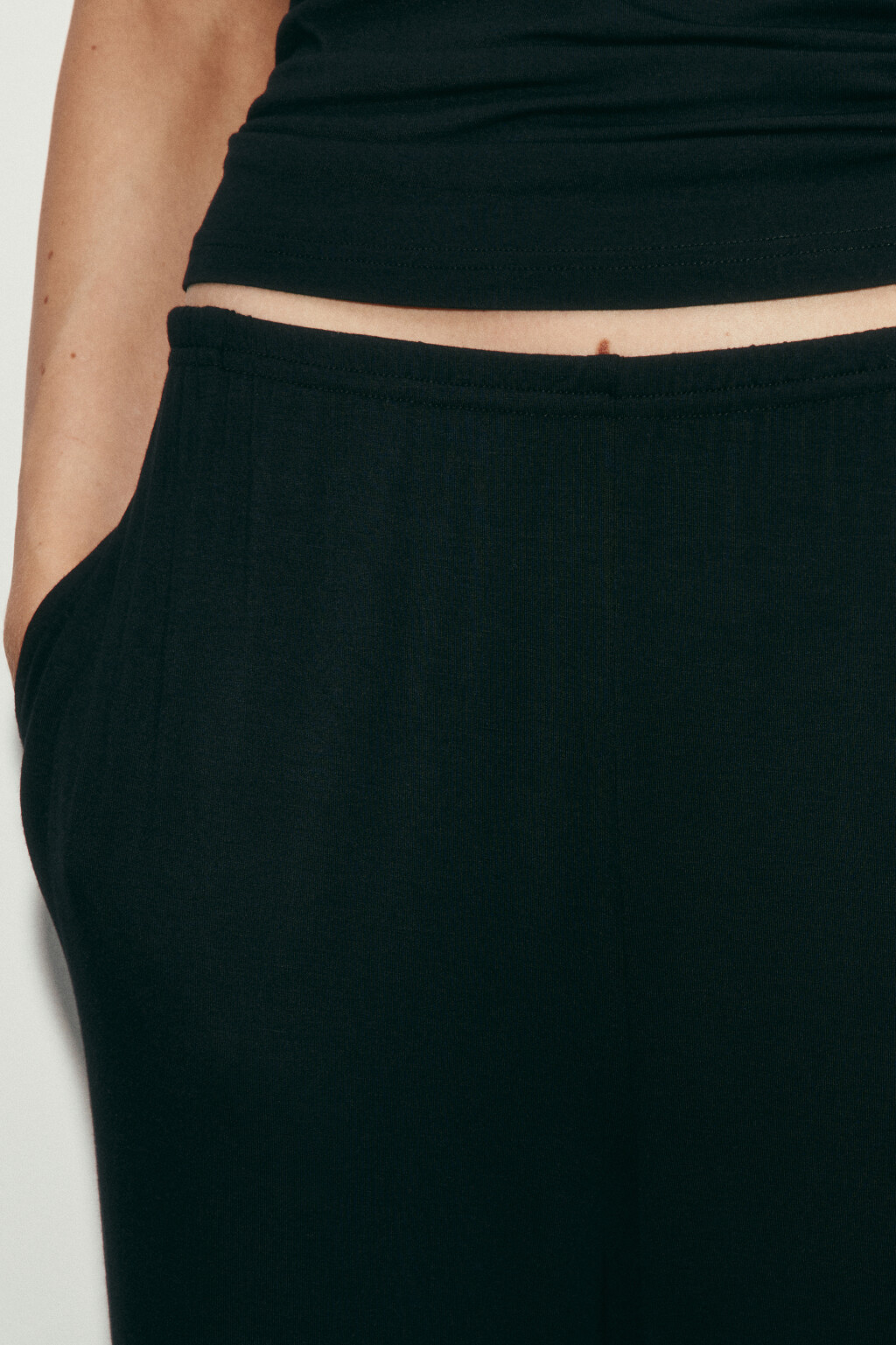 Брюки-джоггеры вискозные на резинке - цвет черный - 6