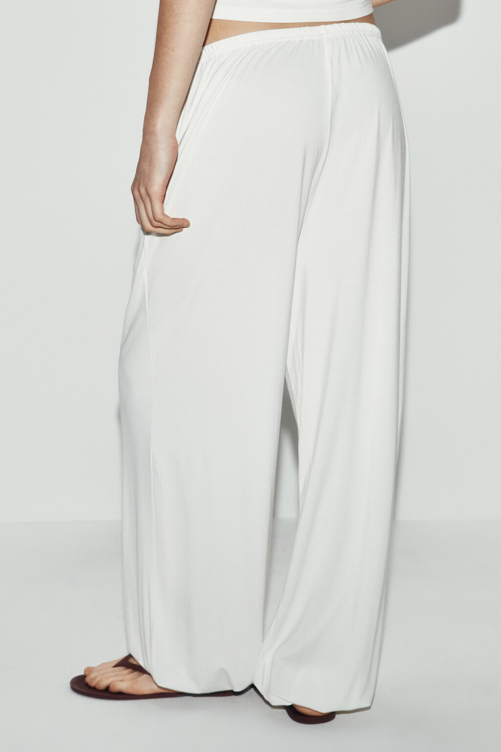 Брюки-джоггеры вискозные на резинке - цвет молочный - 4