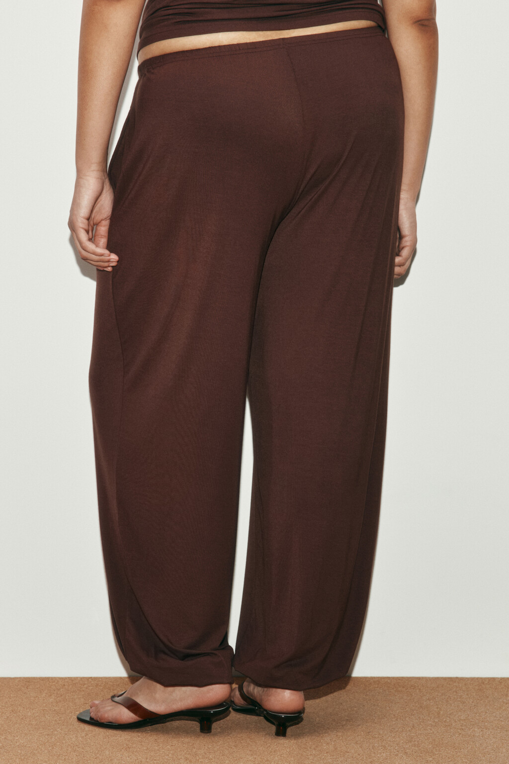Брюки-джоггеры вискозные на резинке - цвет коричневый - 3