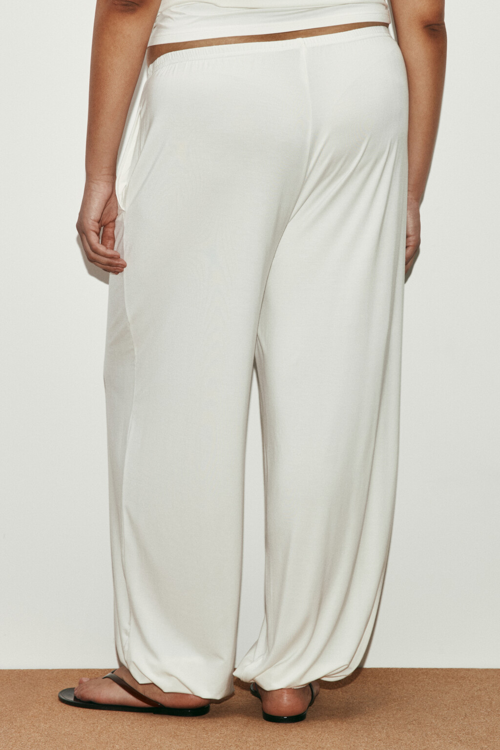 Брюки-джоггеры вискозные на резинке - цвет молочный - 3