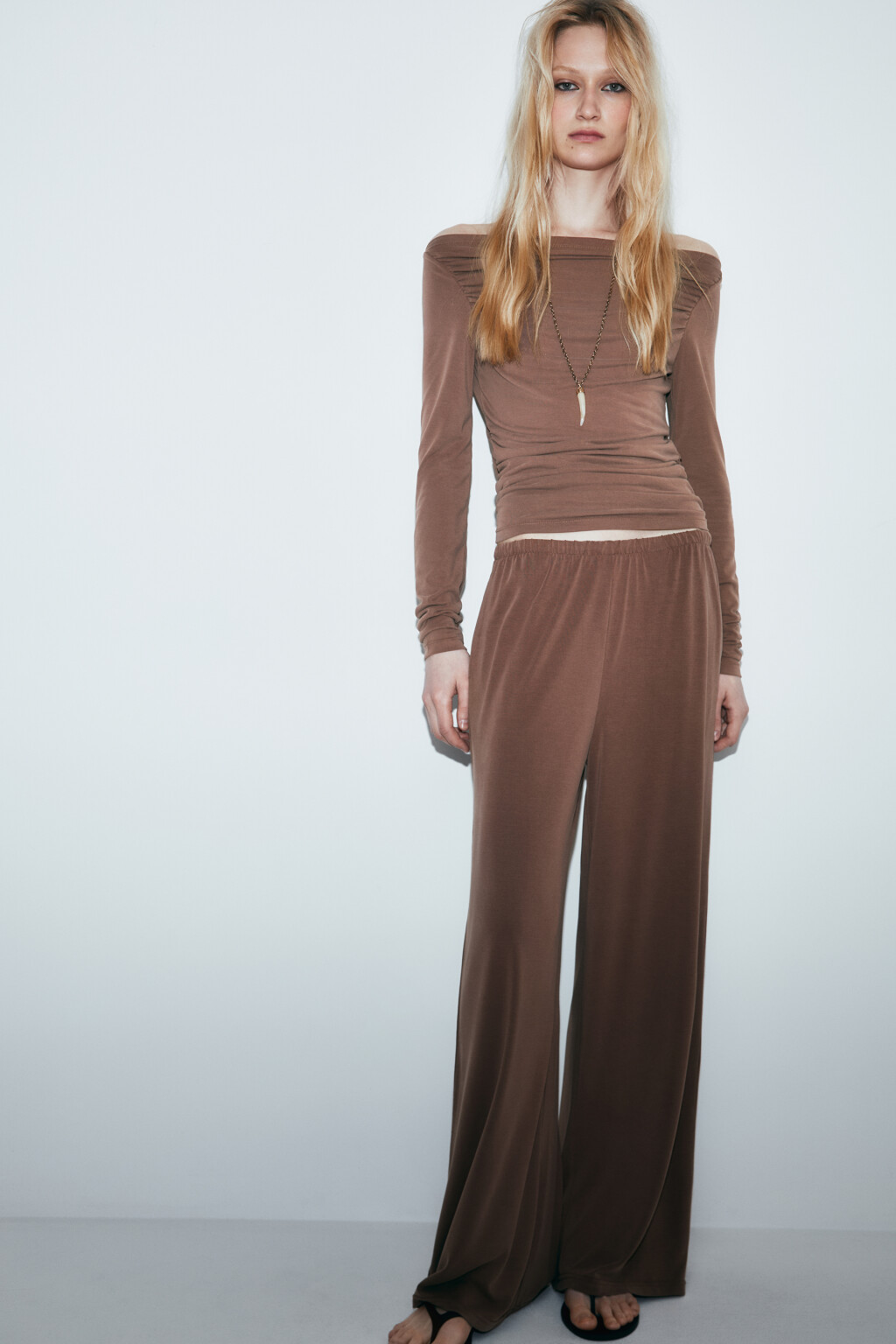 Брюки прямые со средней посадкой из модала - цвет бежевый - 1