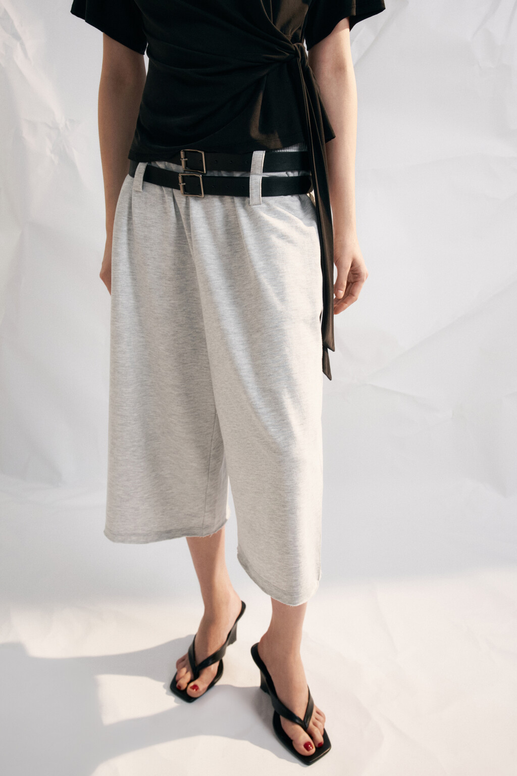 Брюки-кюлоты из футера с двумя ремешками - цвет серый - 1