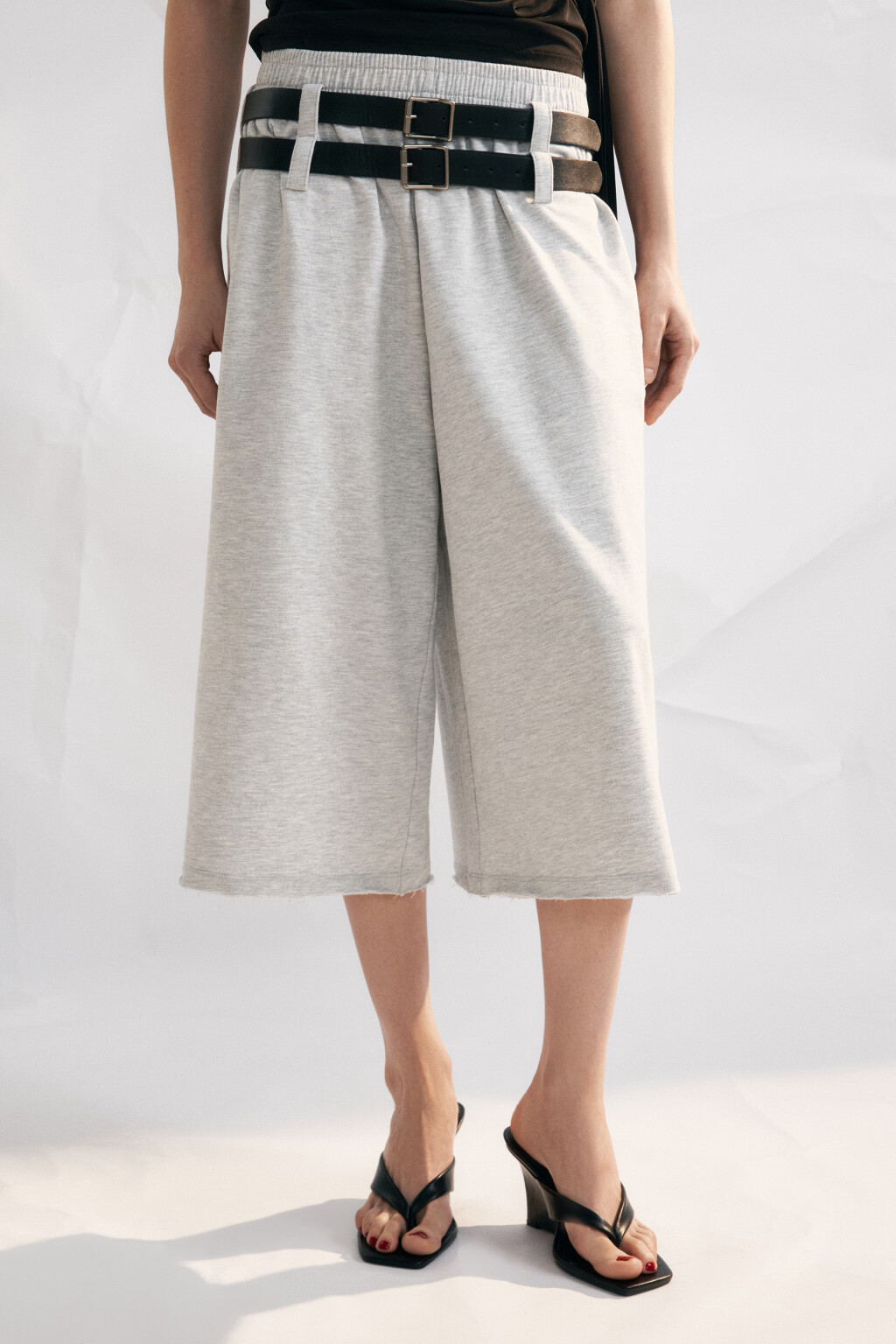 Брюки-кюлоты из футера с двумя ремешками - цвет серый - 2