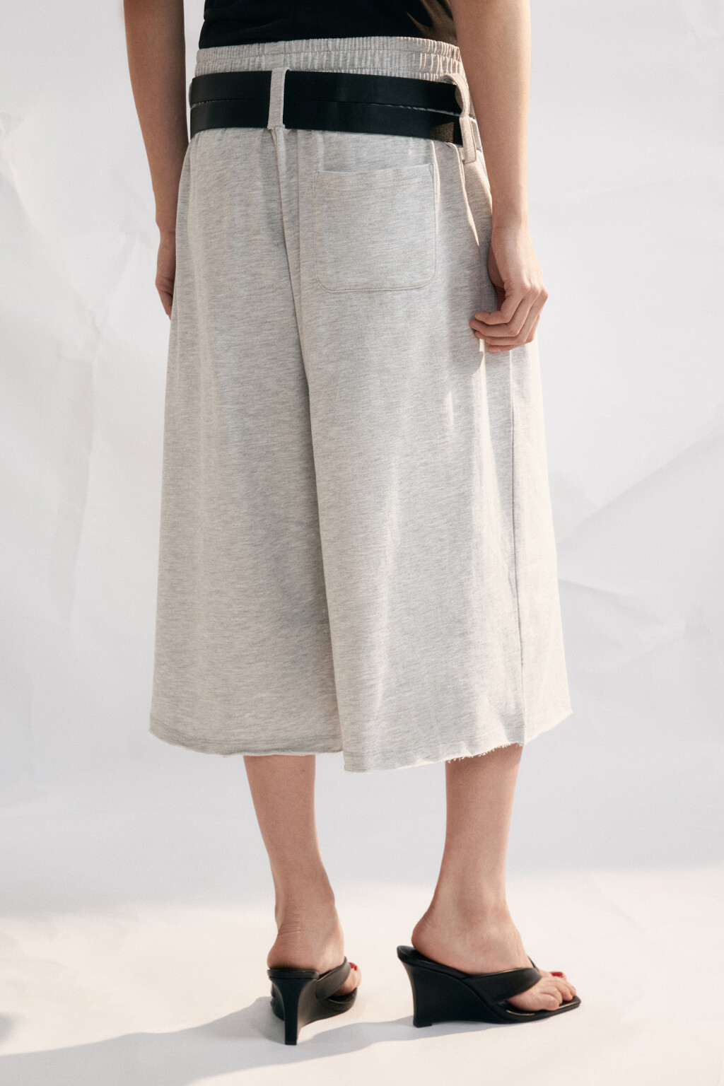 Брюки-кюлоты из футера с двумя ремешками - цвет серый - 3