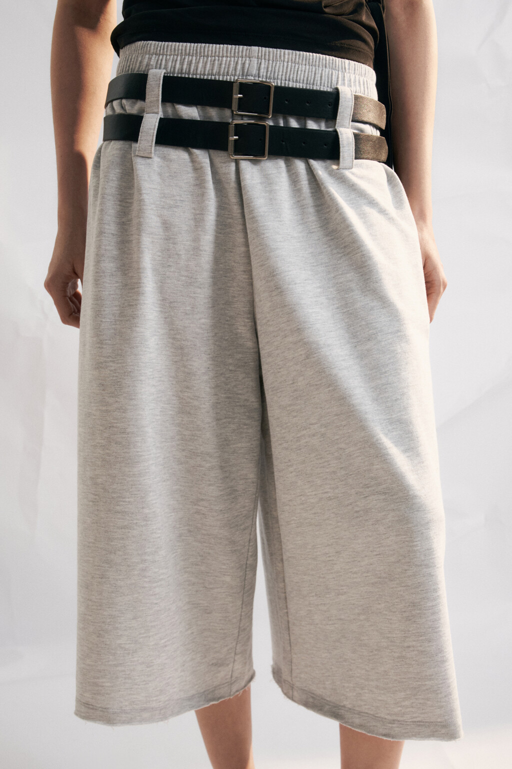Брюки-кюлоты из футера с двумя ремешками - цвет серый - 6
