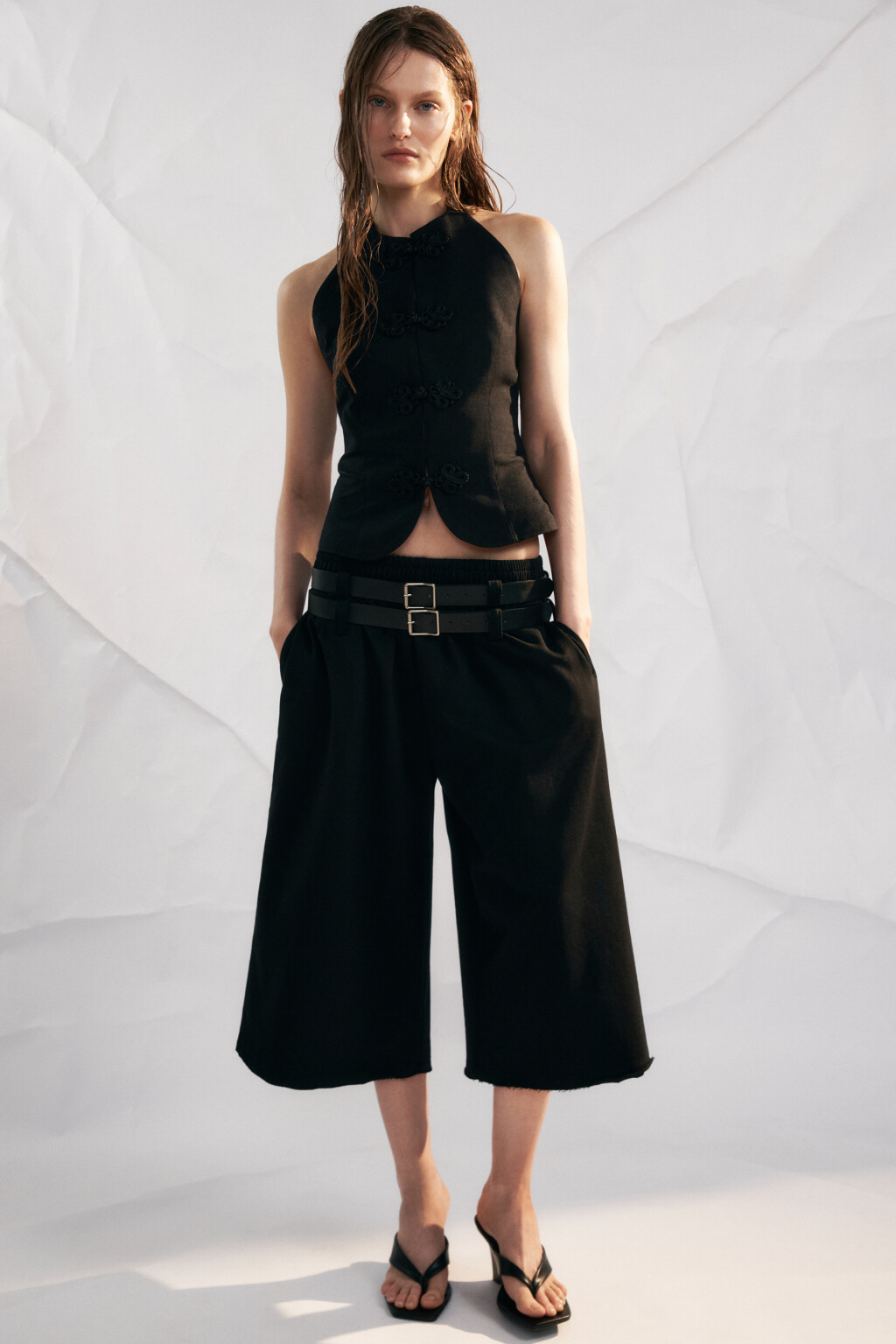 Брюки-кюлоты из футера с двумя ремешками - цвет черный - 1