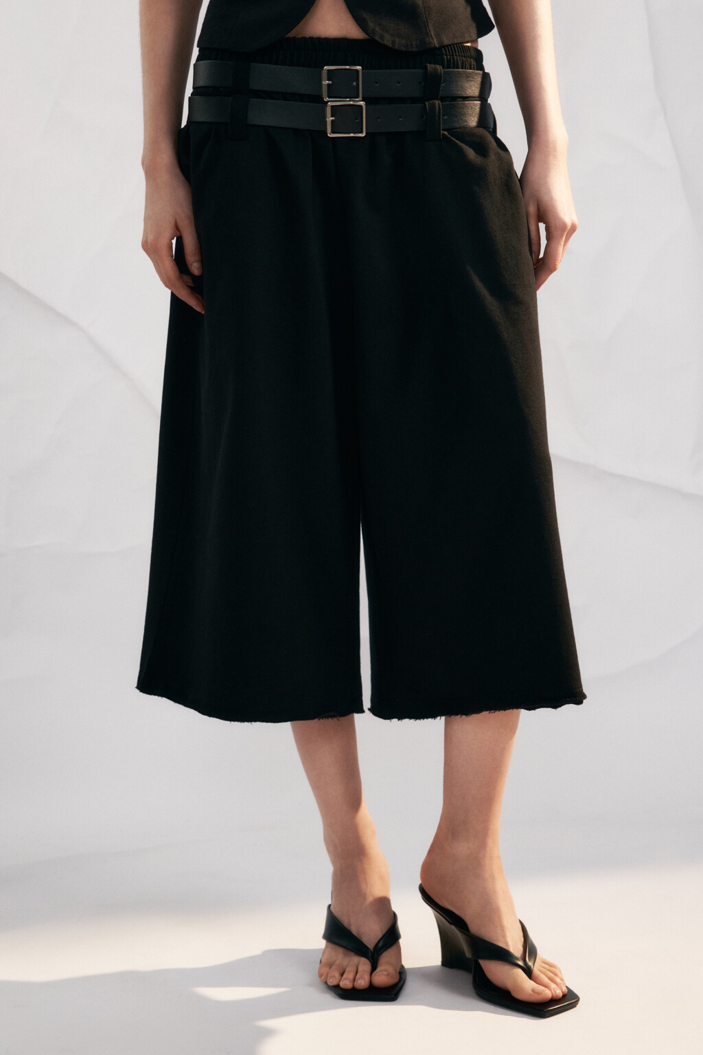 Брюки-кюлоты из футера с двумя ремешками - цвет черный - 2