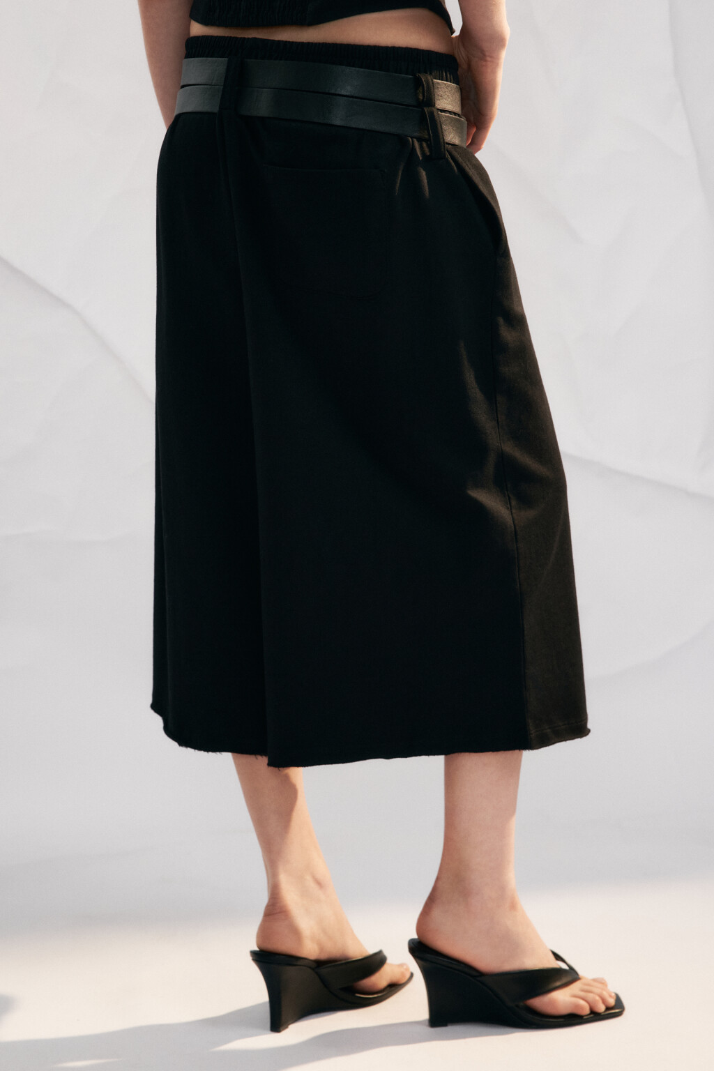 Брюки-кюлоты из футера с двумя ремешками - цвет черный - 3