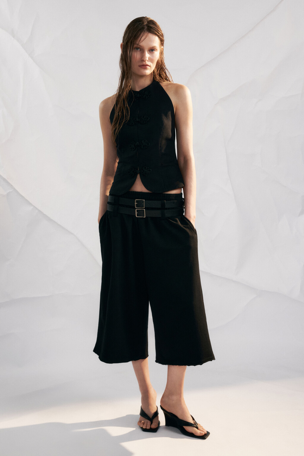 Брюки-кюлоты из футера с двумя ремешками - цвет черный - 4