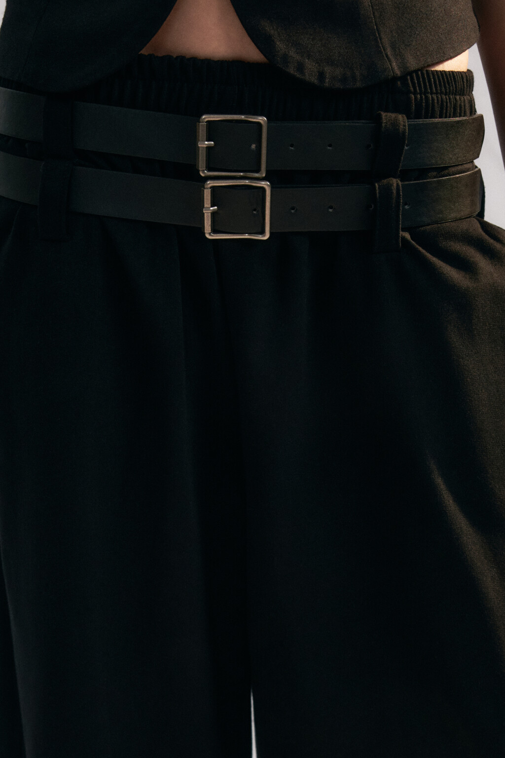 Брюки-кюлоты из футера с двумя ремешками - цвет черный - 5