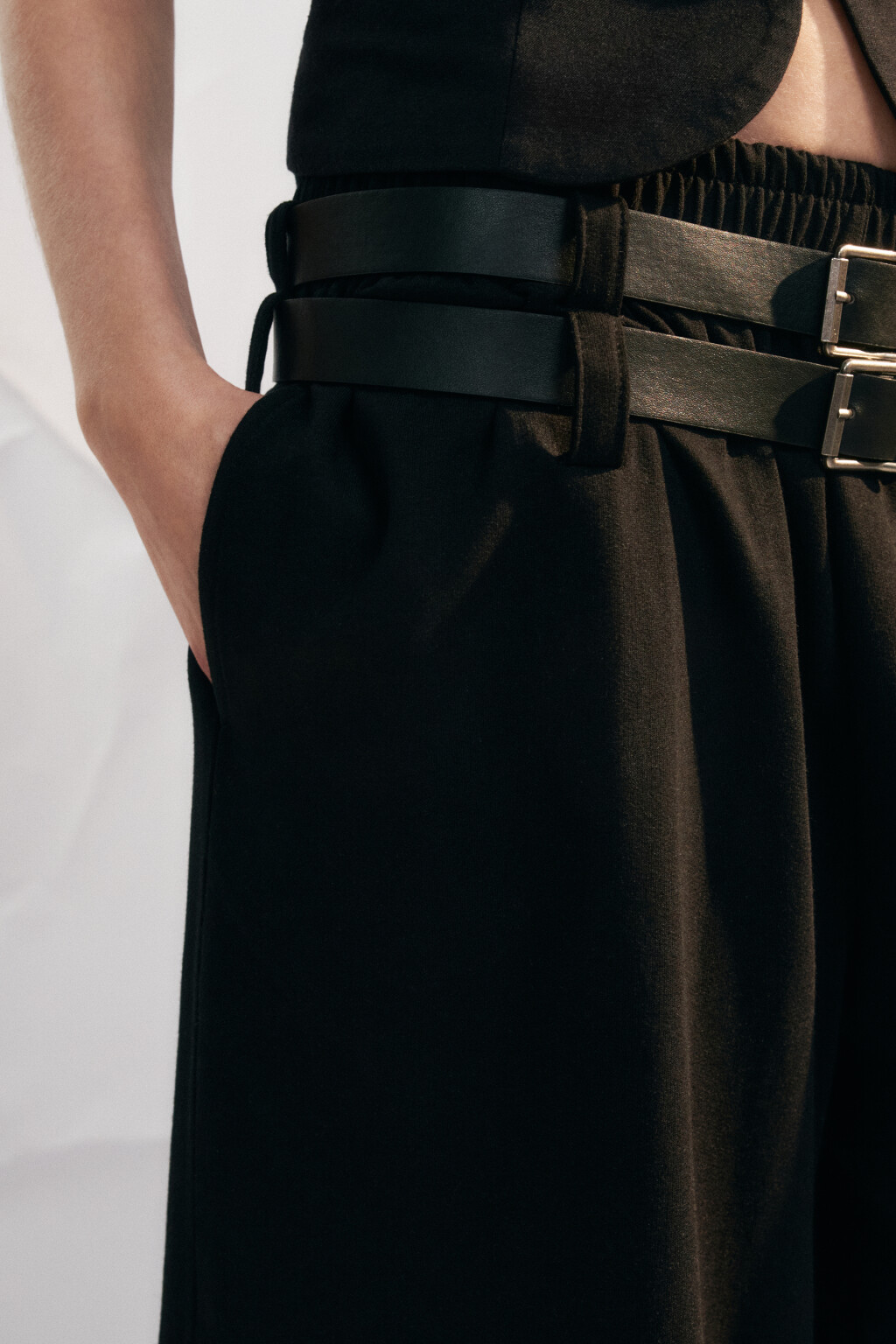 Брюки-кюлоты из футера с двумя ремешками - цвет черный - 6