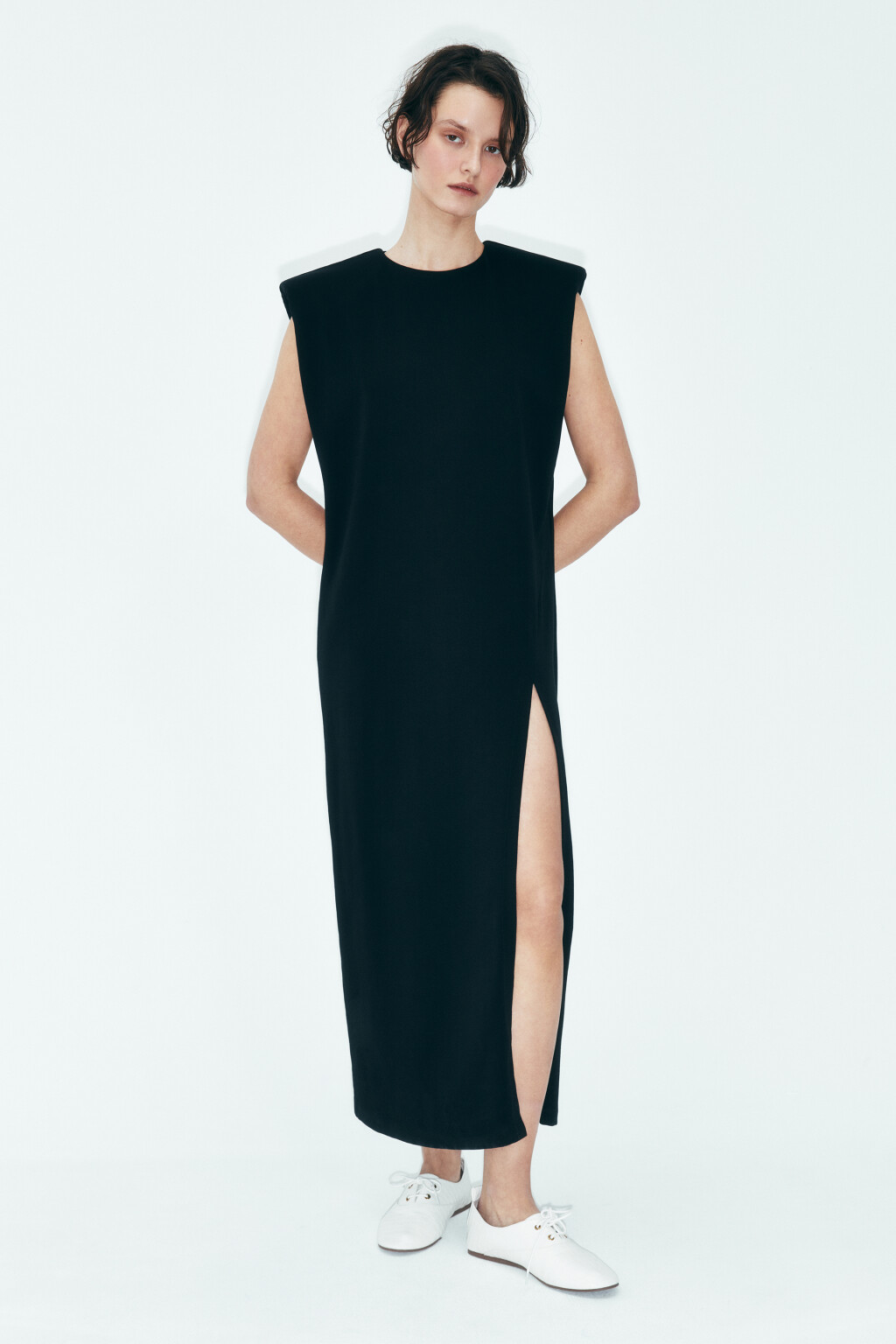 Платье макси с подплечниками и разрезом - цвет черный - 2