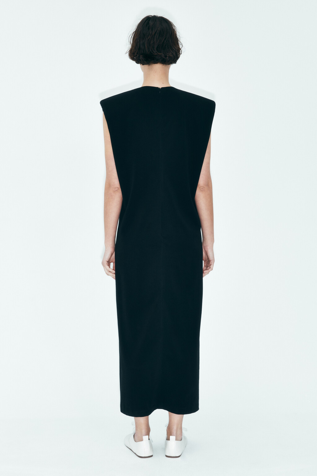 Платье макси с подплечниками и разрезом - цвет черный - 3