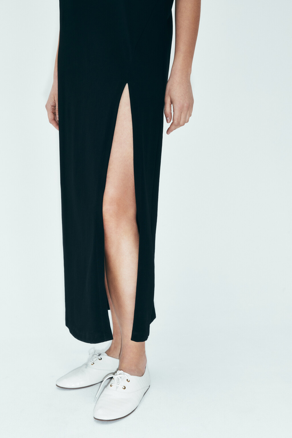 Платье макси с подплечниками и разрезом - цвет черный - 4