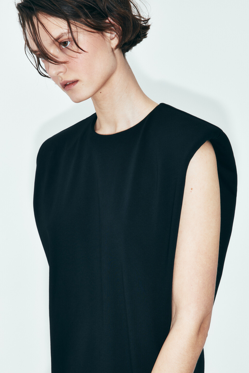 Платье макси с подплечниками и разрезом - цвет черный - 5