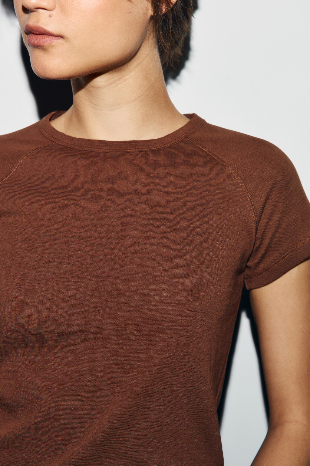 Футболка приталенная базовая с рукавами реглан - цвет коричневый - 5