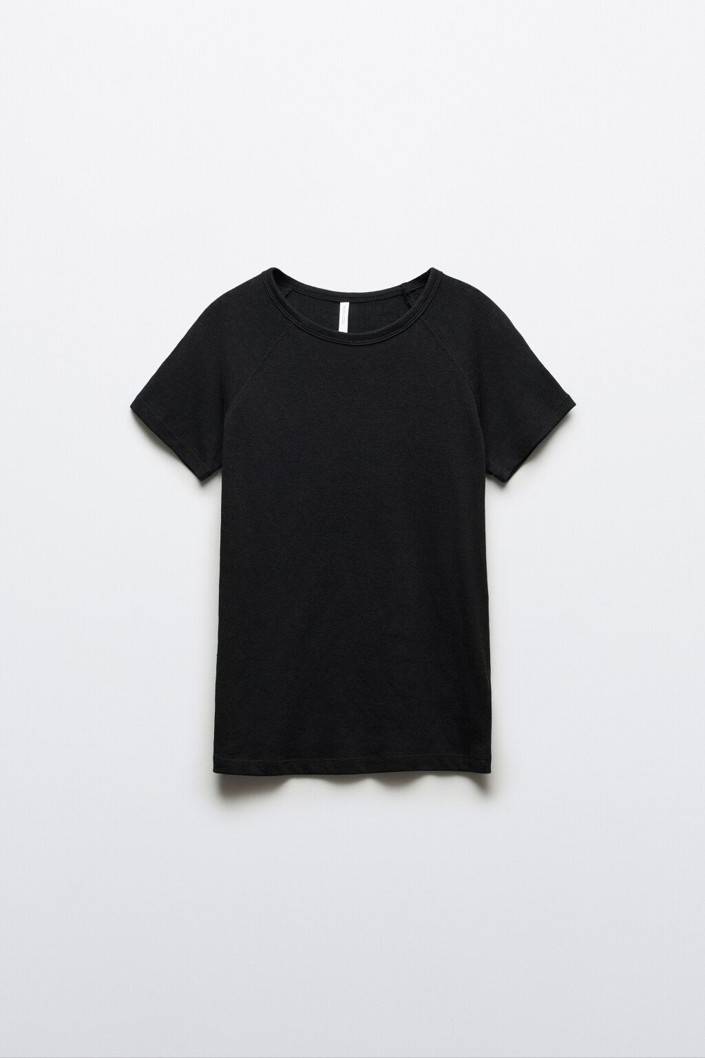 Футболка приталенная базовая с рукавами реглан - цвет черный - 1