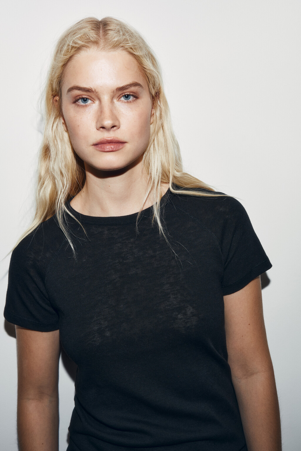 Футболка приталенная базовая с рукавами реглан - цвет черный - 6