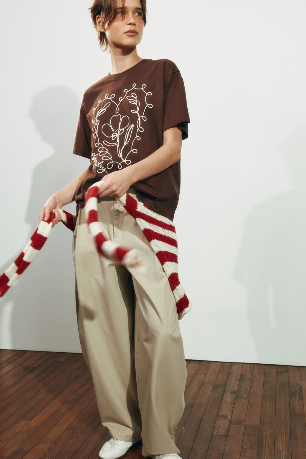 Футболка оверсайз хлопковая с вышивкой - цвет коричневый - 2