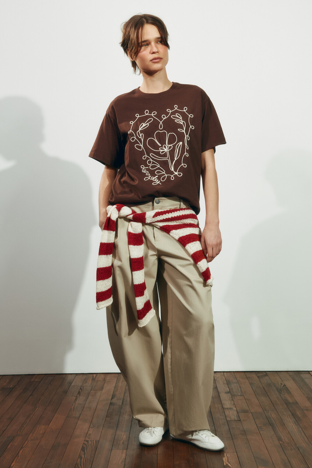 Футболка оверсайз хлопковая с вышивкой - цвет коричневый - 5