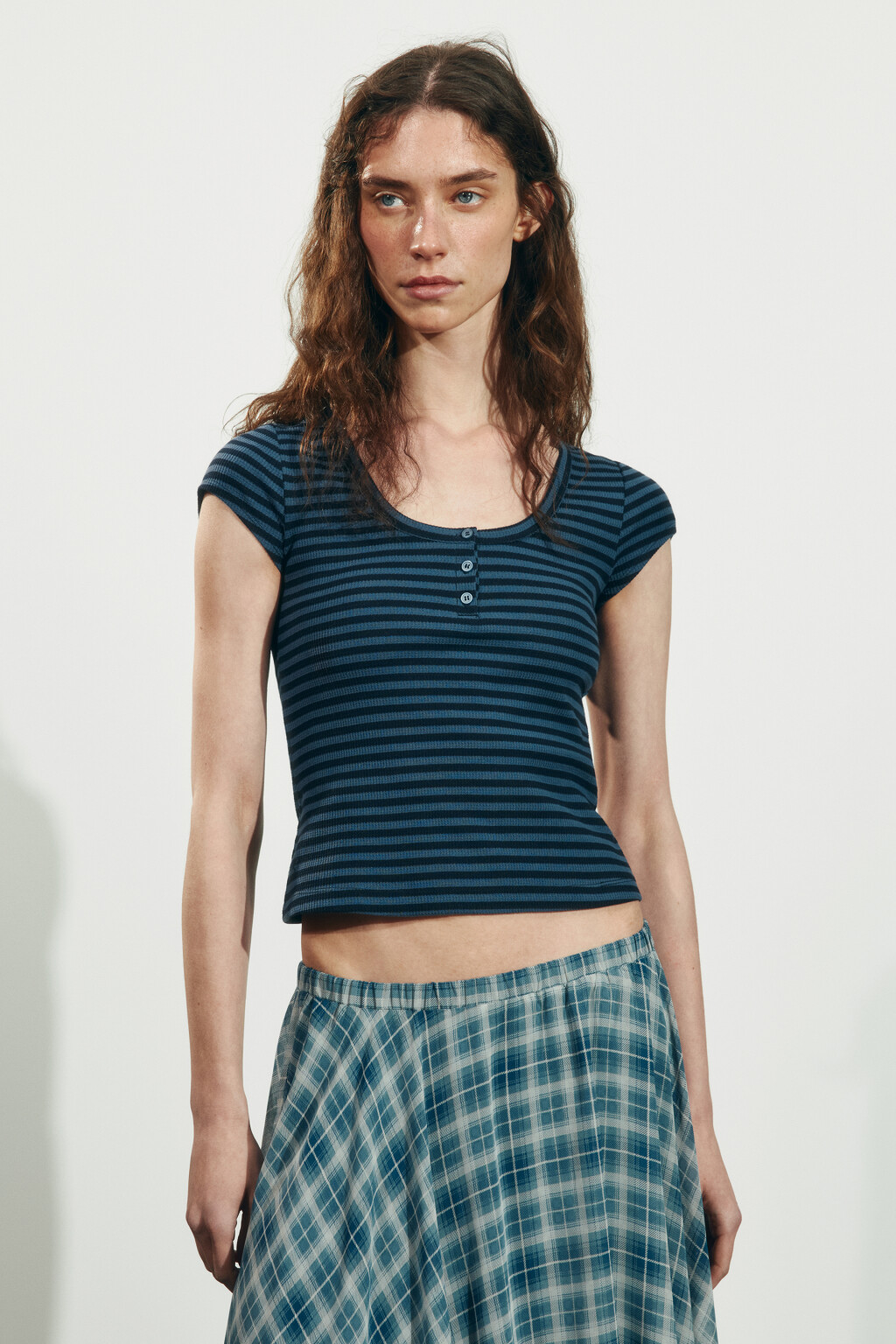 Футболка-топ облегающая на пуговицах - цвет синий - 2