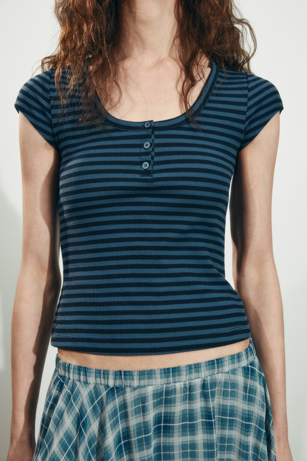 Футболка-топ облегающая на пуговицах - цвет синий - 5