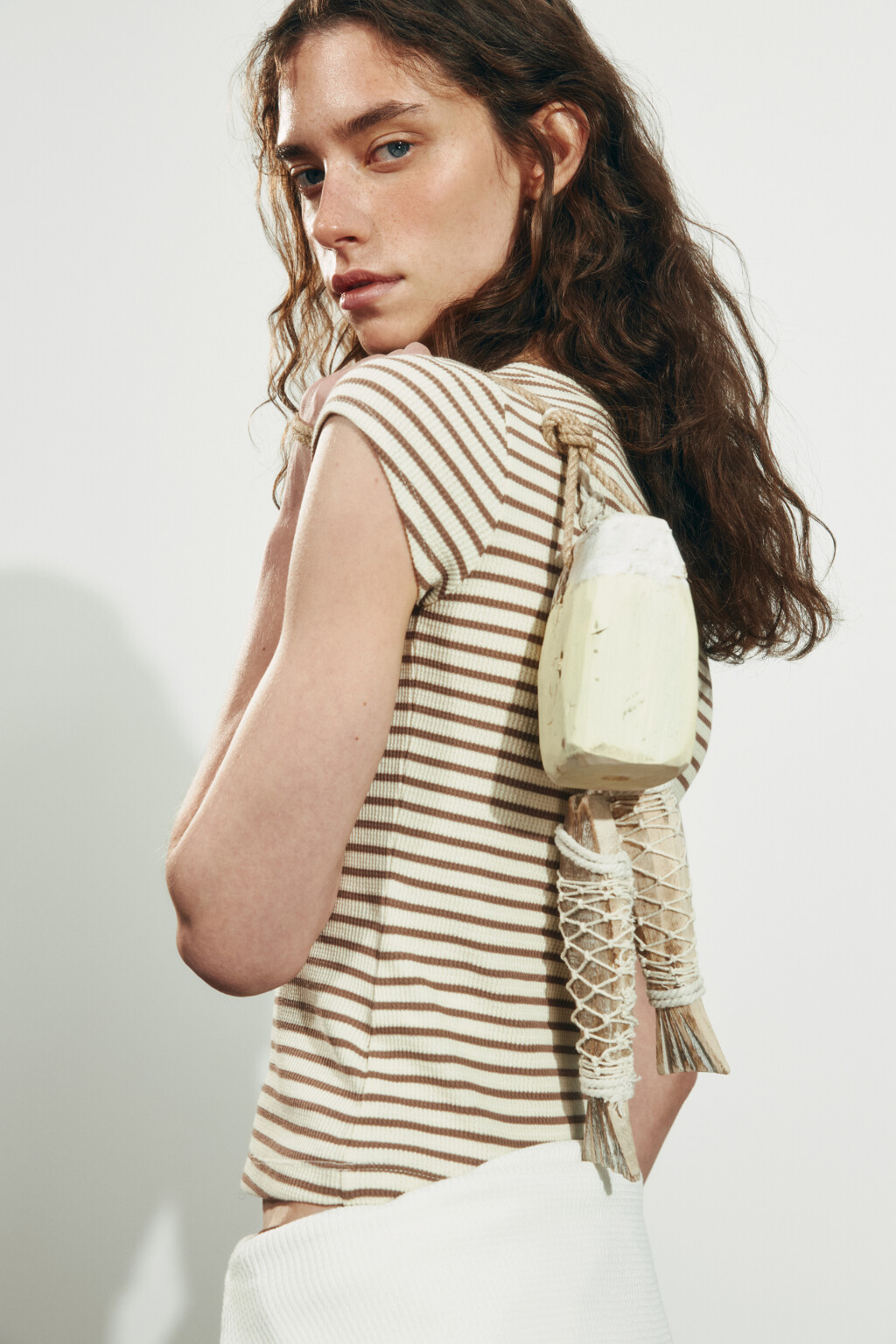 Футболка-топ облегающая на пуговицах - цвет бежевый - 2