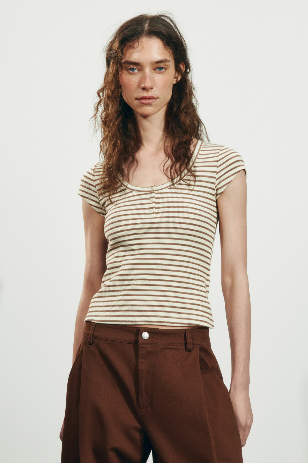 Футболка-топ облегающая на пуговицах - цвет бежевый - 3