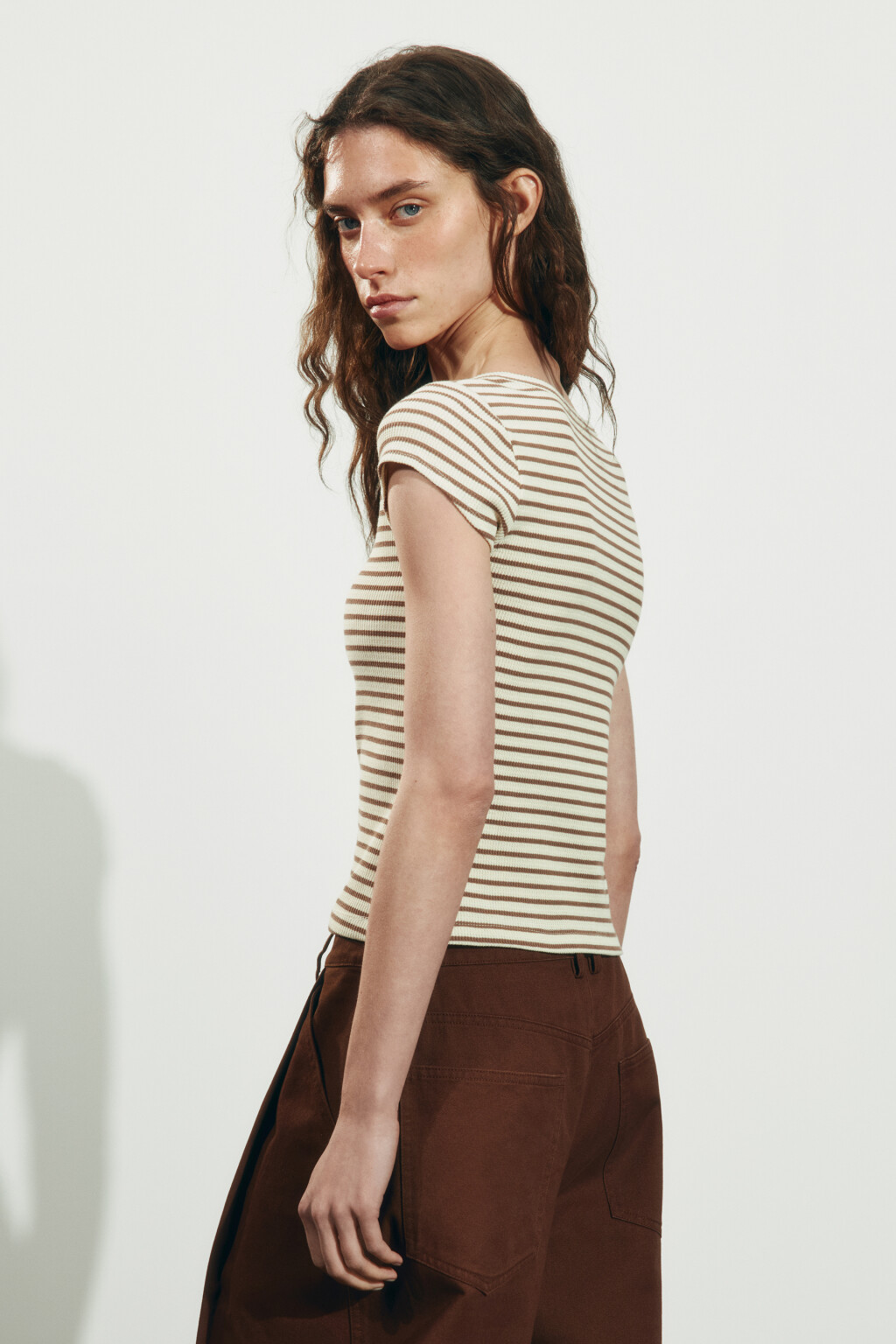 Футболка-топ облегающая на пуговицах - цвет бежевый - 4