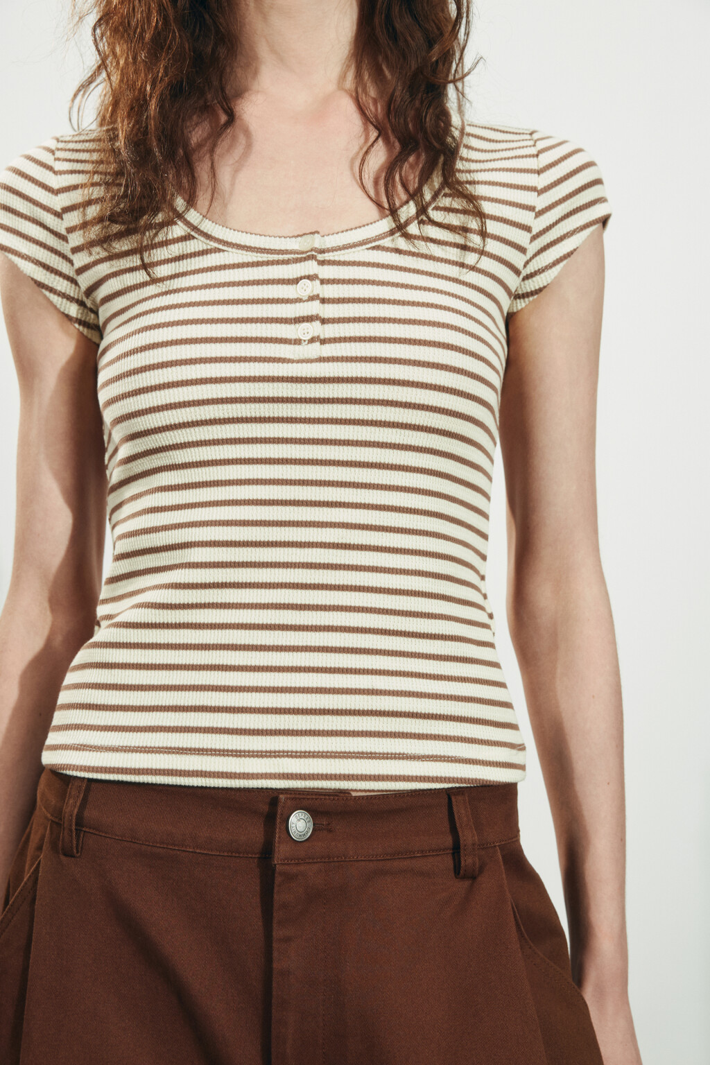 Футболка-топ облегающая на пуговицах - цвет бежевый - 6