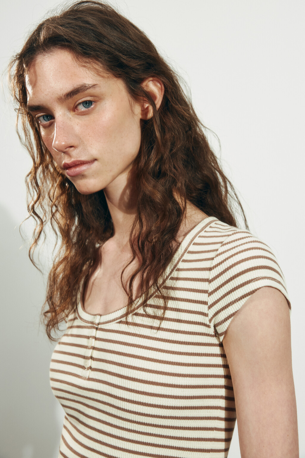 Футболка-топ облегающая на пуговицах - цвет бежевый - 7