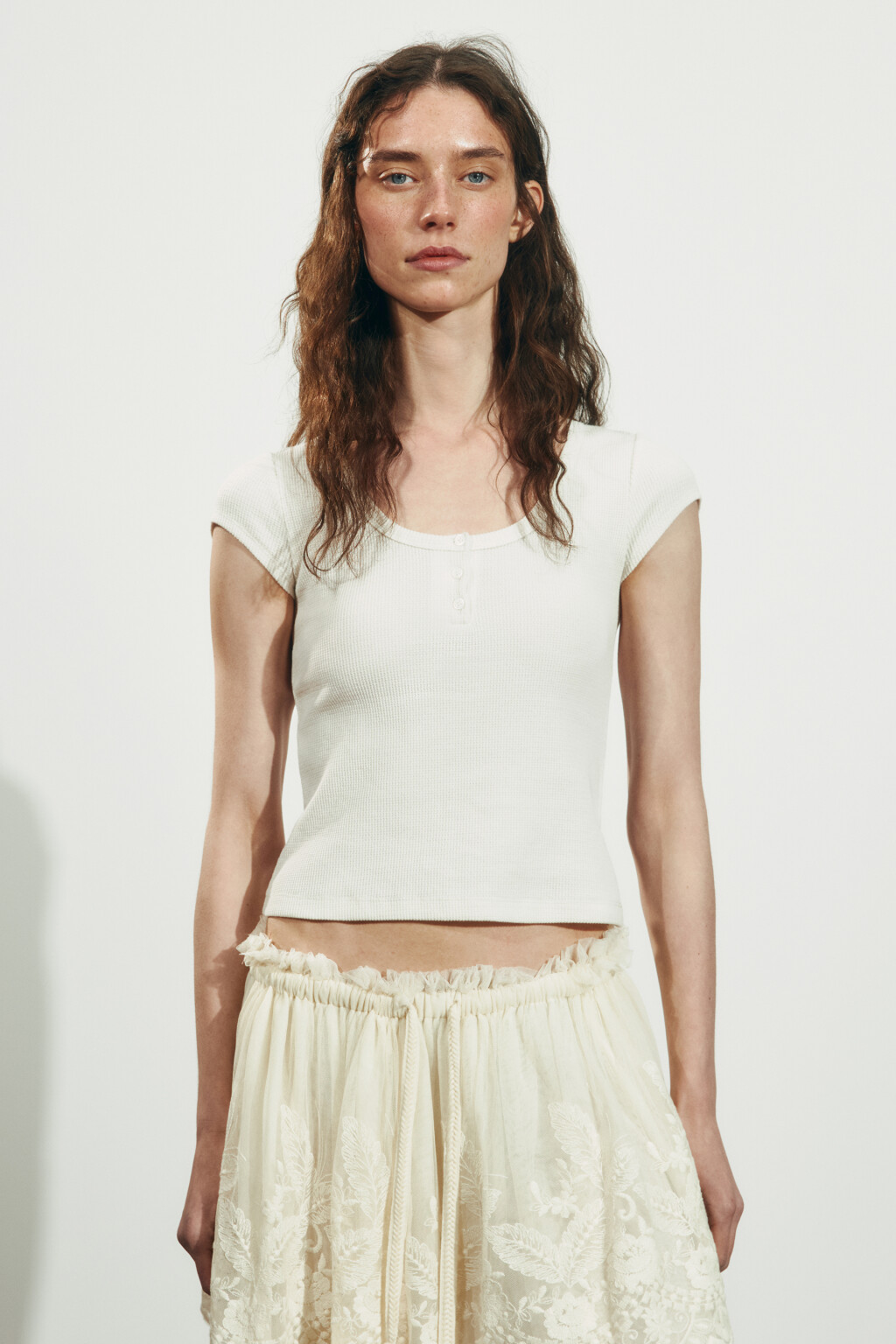 Футболка-топ облегающая на пуговицах - цвет молочный - 2