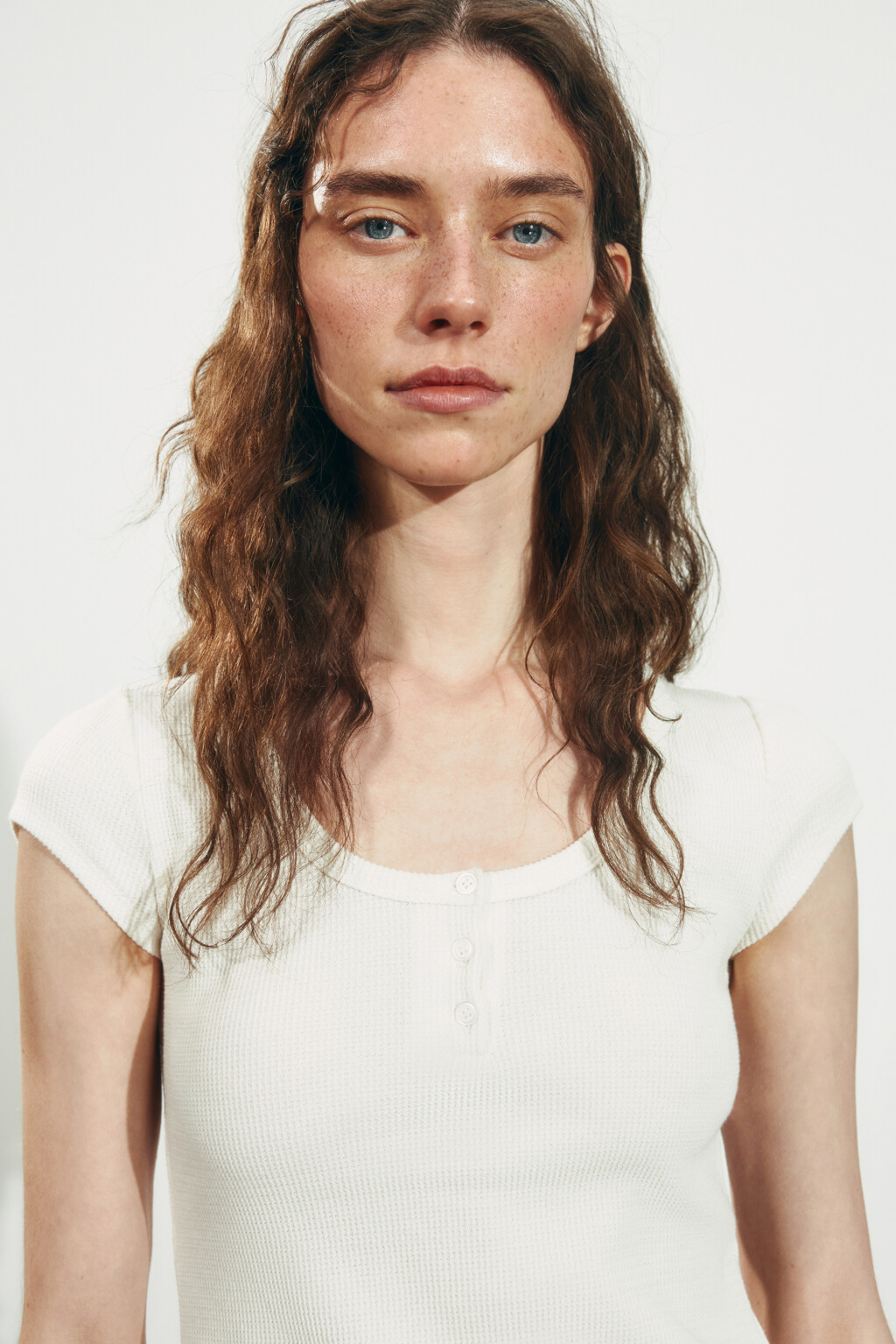 Футболка-топ облегающая на пуговицах - цвет молочный - 6