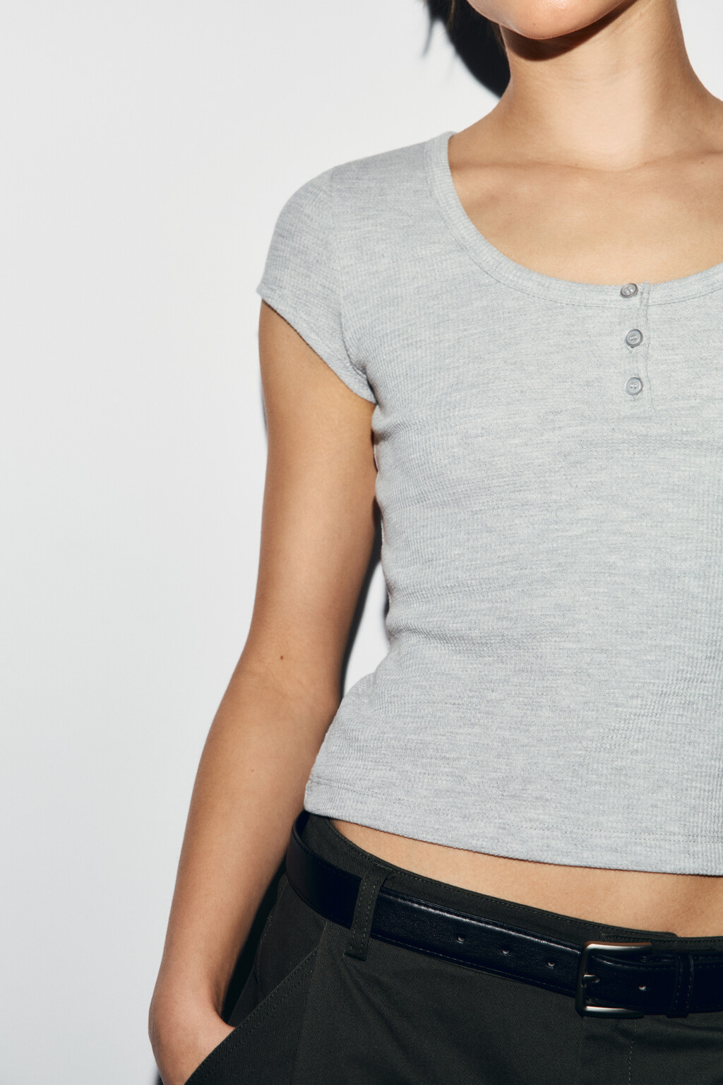 Футболка-топ облегающая на пуговицах - цвет серый - 7