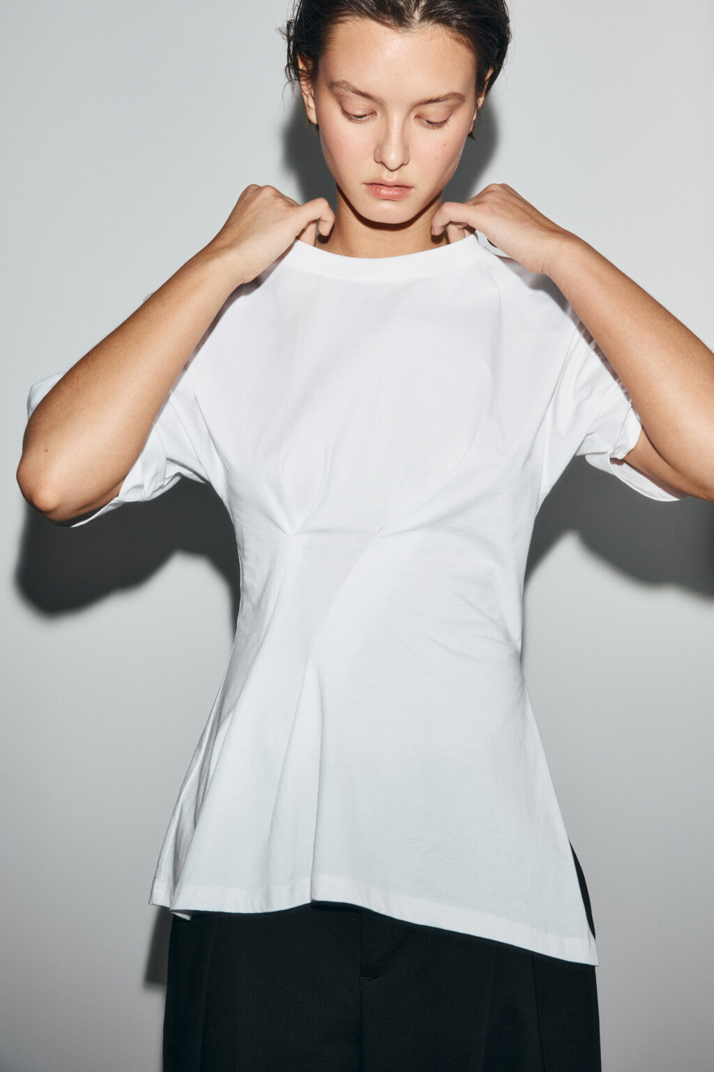 Футболка хлопковая oversize с защипами - цвет белый - 1