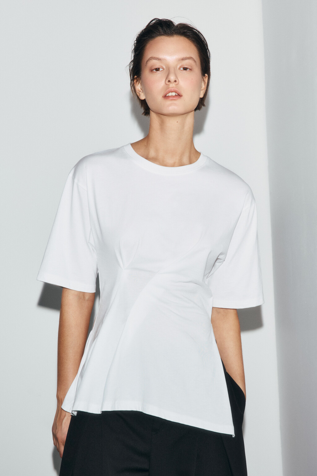 Футболка хлопковая oversize с защипами - цвет белый - 3