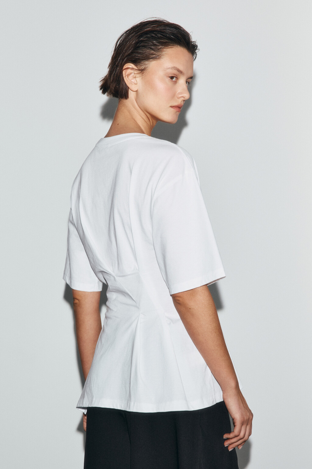 Футболка хлопковая oversize с защипами - цвет белый - 4