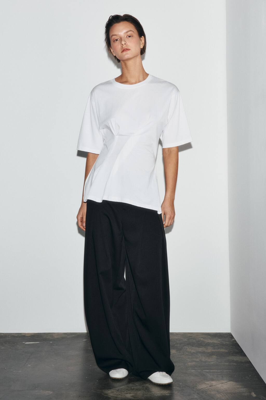 Футболка хлопковая oversize с защипами - цвет белый - 5