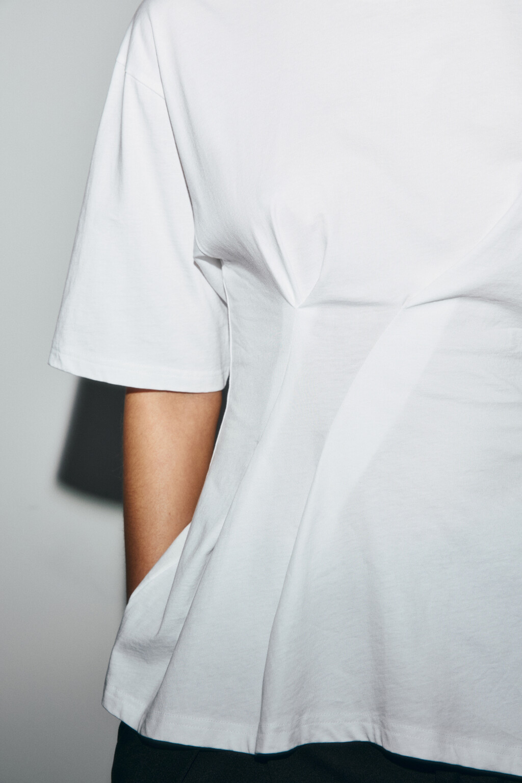 Футболка хлопковая oversize с защипами - цвет белый - 6