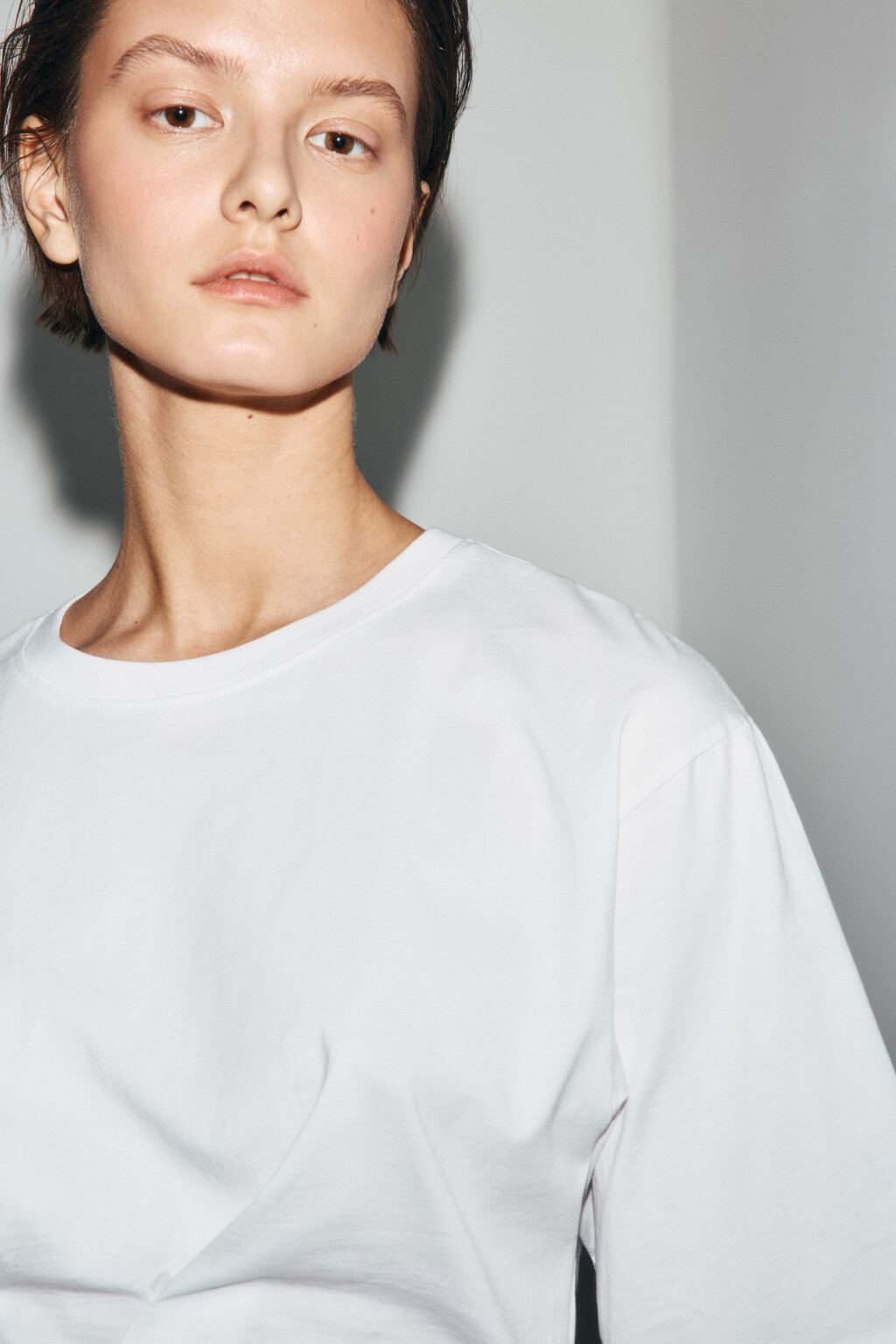 Футболка хлопковая oversize с защипами - цвет белый - 7