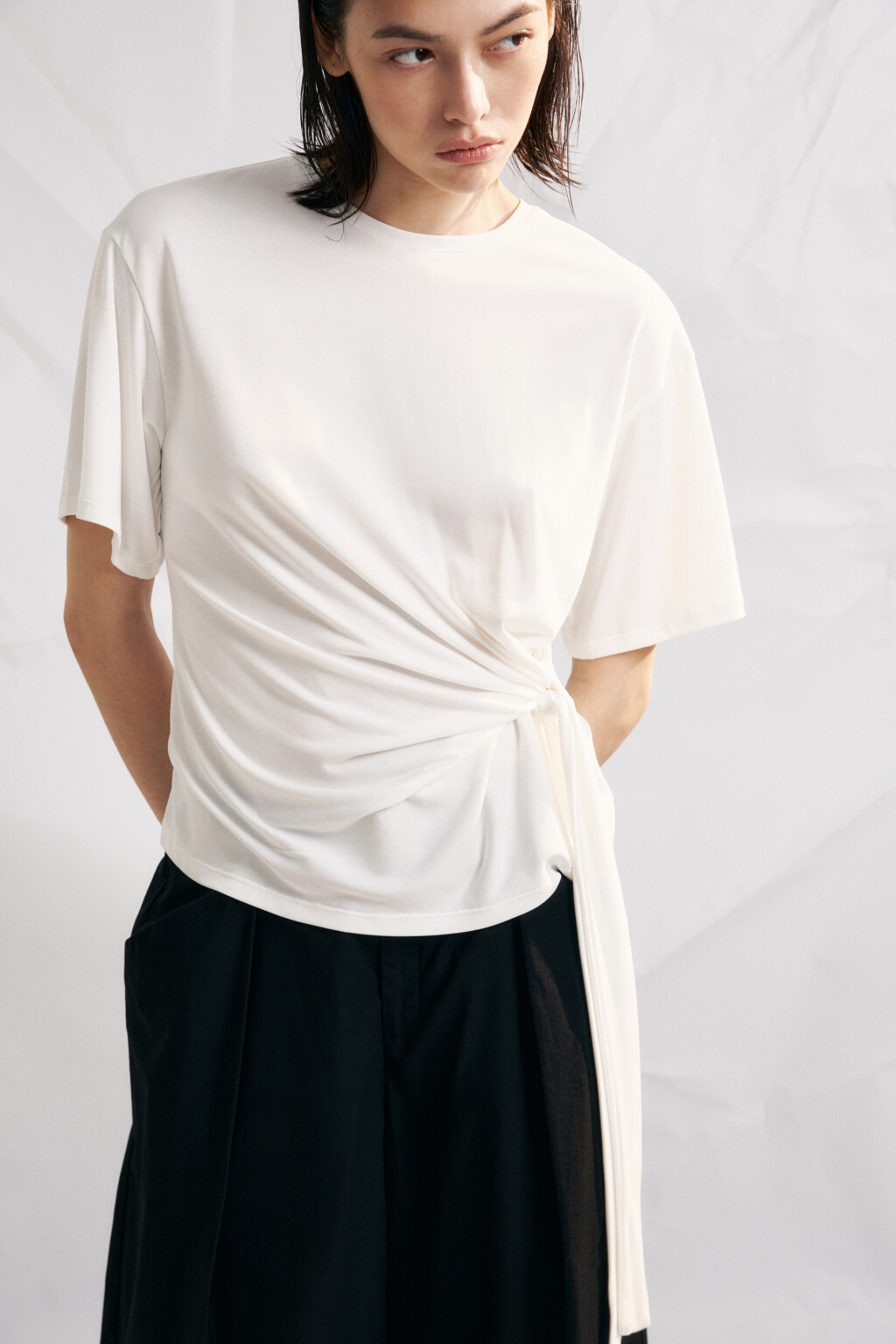 Футболка со сборкой на завязках - цвет белый - 1