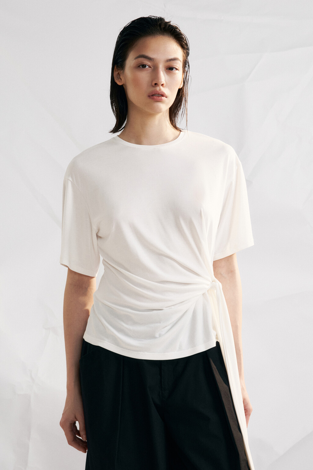 Футболка со сборкой на завязках - цвет белый - 2