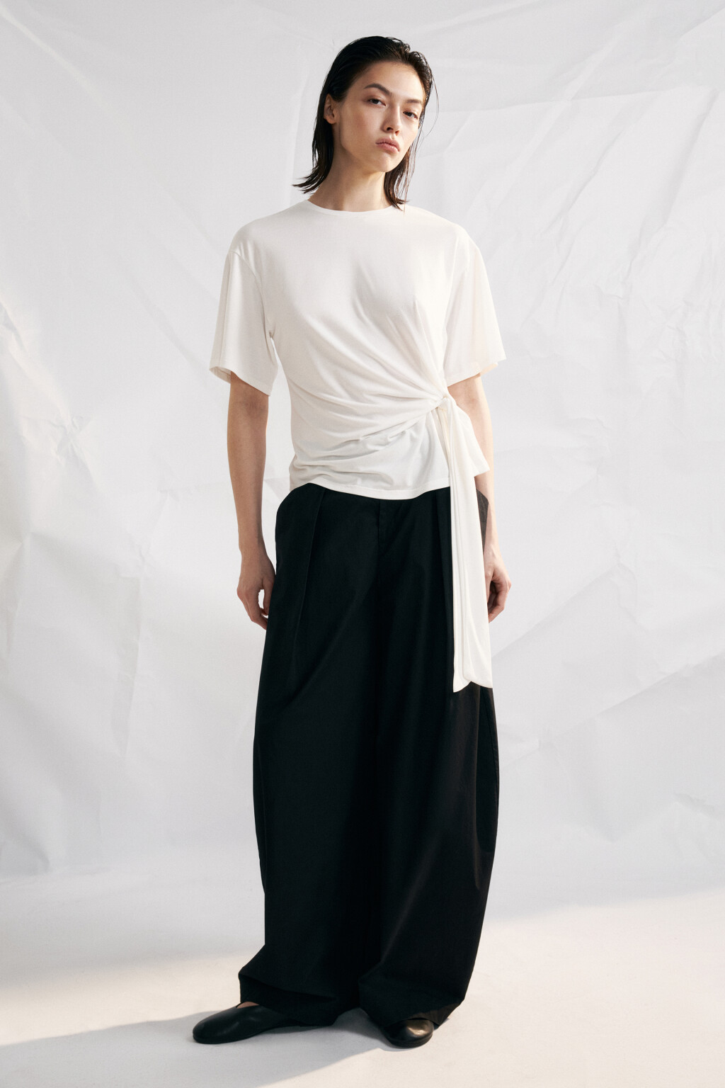 Футболка со сборкой на завязках - цвет белый - 4