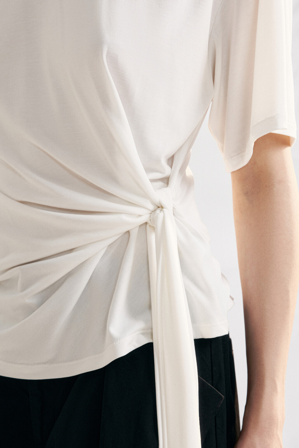 Футболка со сборкой на завязках - цвет белый - 6