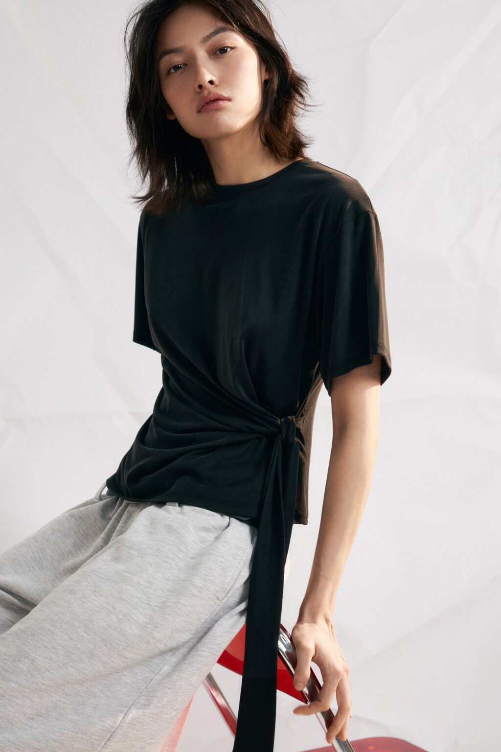 Футболка со сборкой на завязках - цвет черный - 1