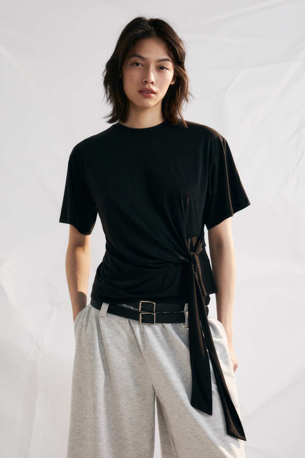 Футболка со сборкой на завязках - цвет черный - 2