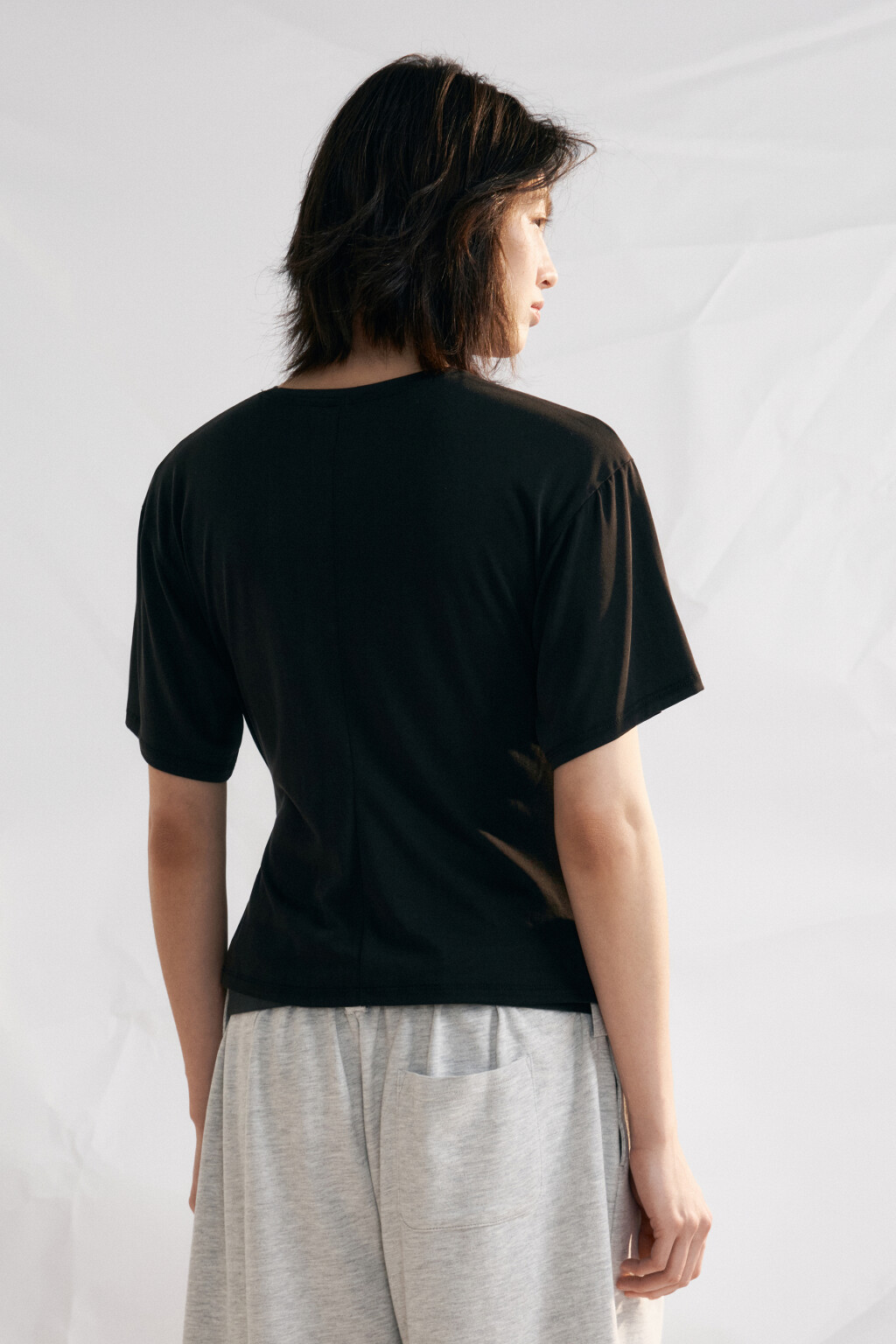 Футболка со сборкой на завязках - цвет черный - 3