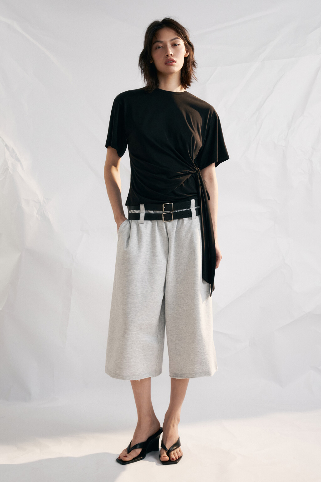 Футболка со сборкой на завязках - цвет черный - 4