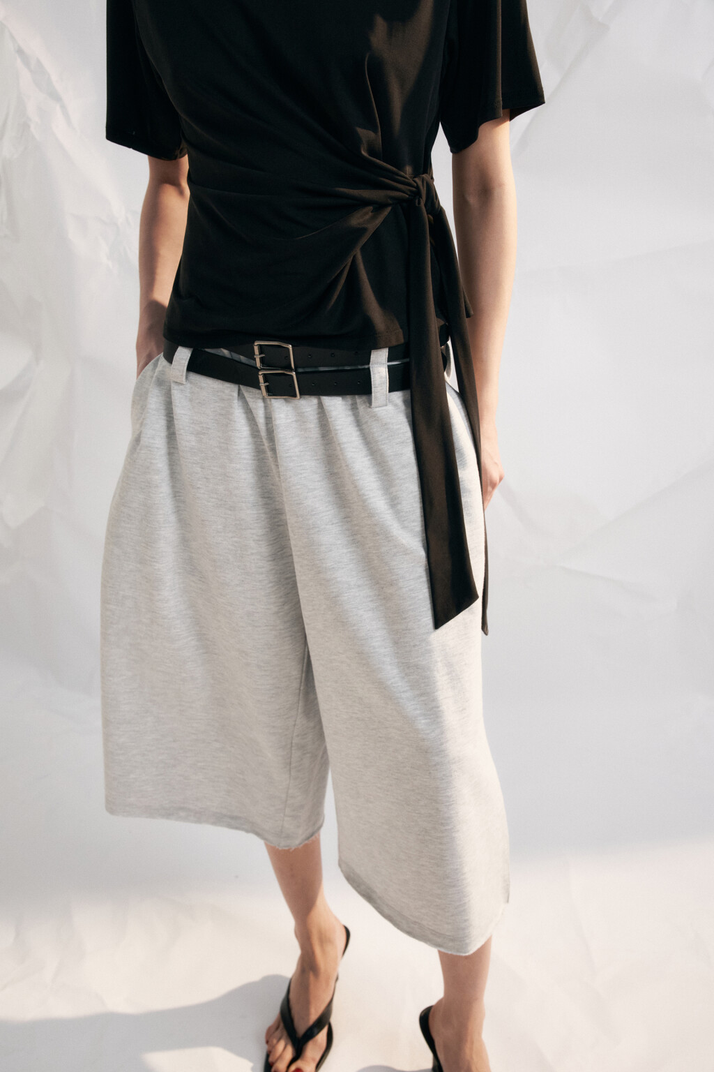 Футболка со сборкой на завязках - цвет черный - 5